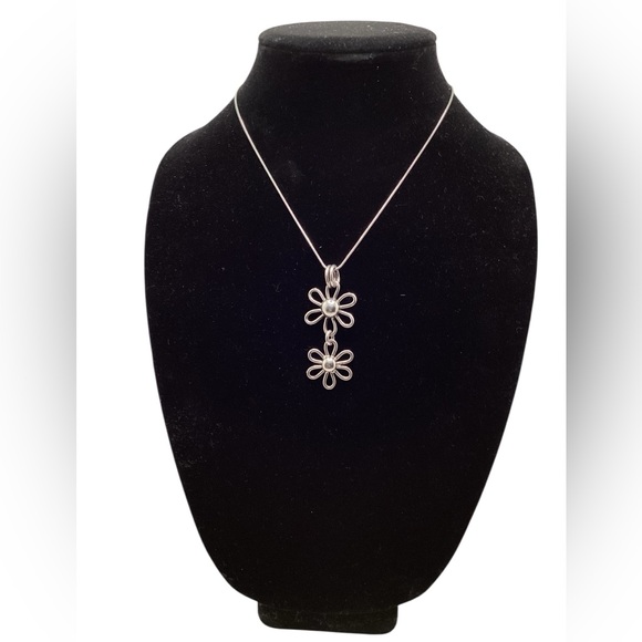 Jewelry - Silver plated double daisy charm. Charm only